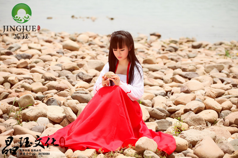 刘海古装红衣长裙瓜子脸小美女