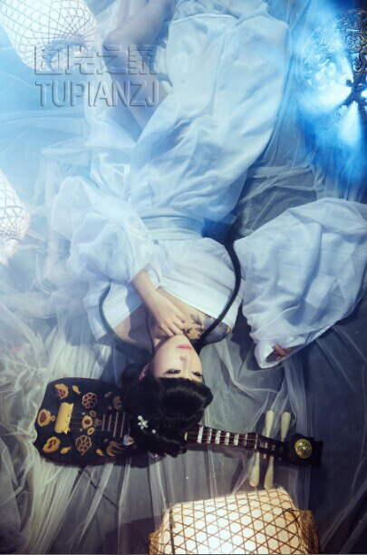 温床上的性感小美人古装图片