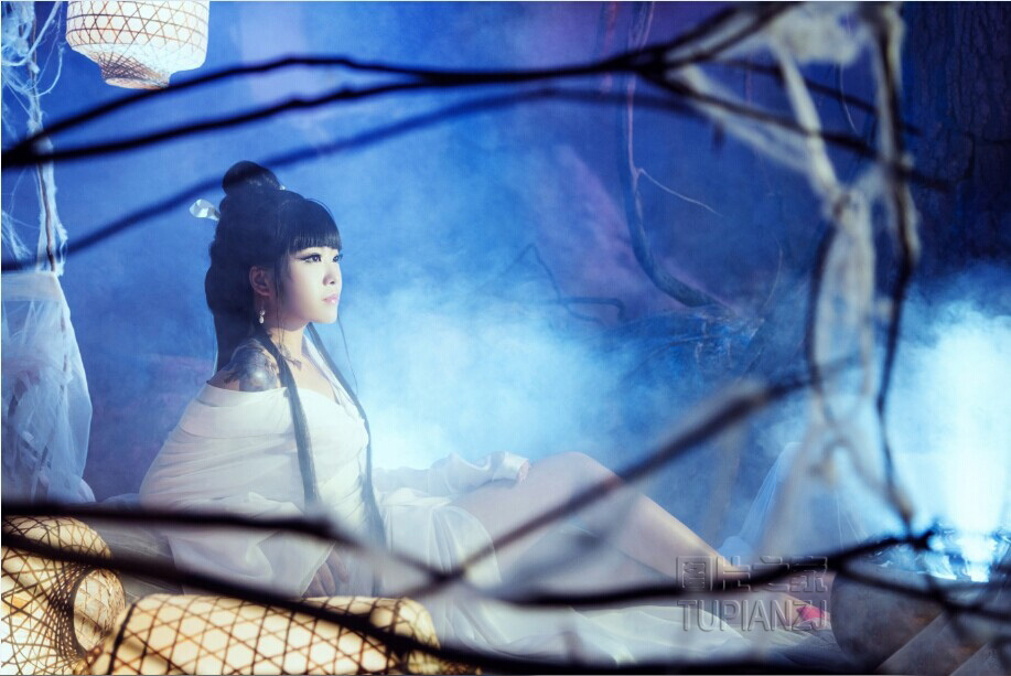 温床上的性感小美人古装图片