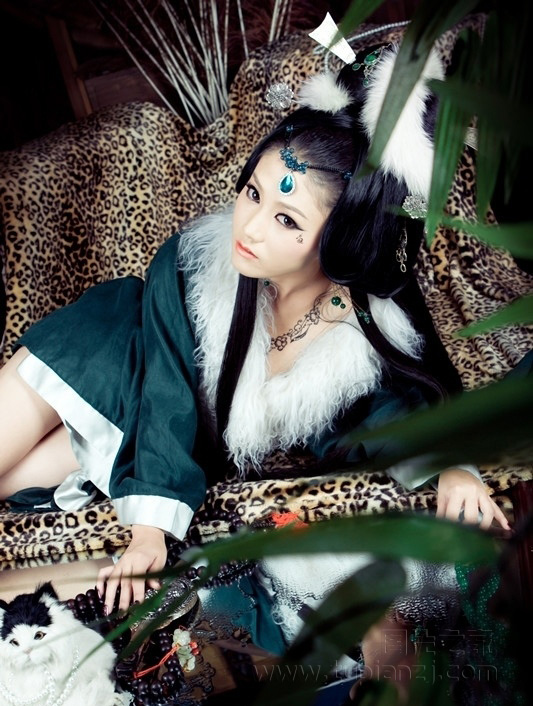 碧衣古装美女 撩腿露胸诱惑无比