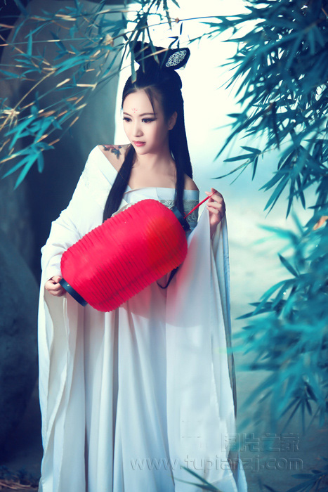 手提红灯古装美女图片 纤弱唯美