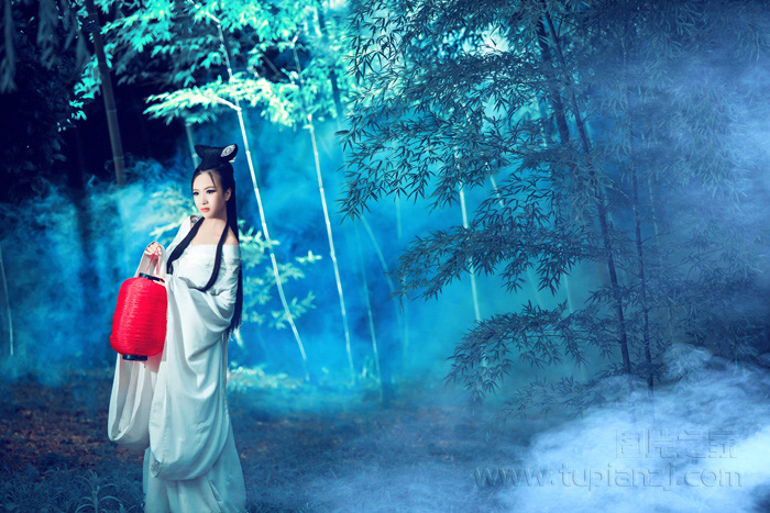 手提红灯古装美女图片 纤弱唯美