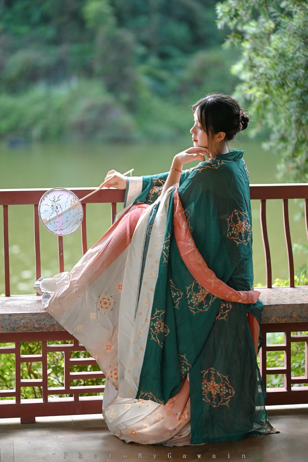 汉服少女手执罗扇唯美古风摄影