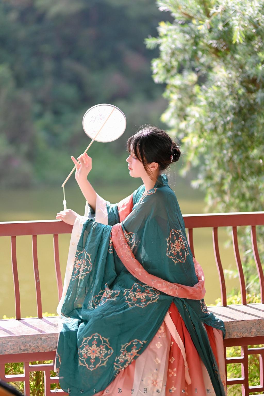 汉服少女手执罗扇唯美古风摄影