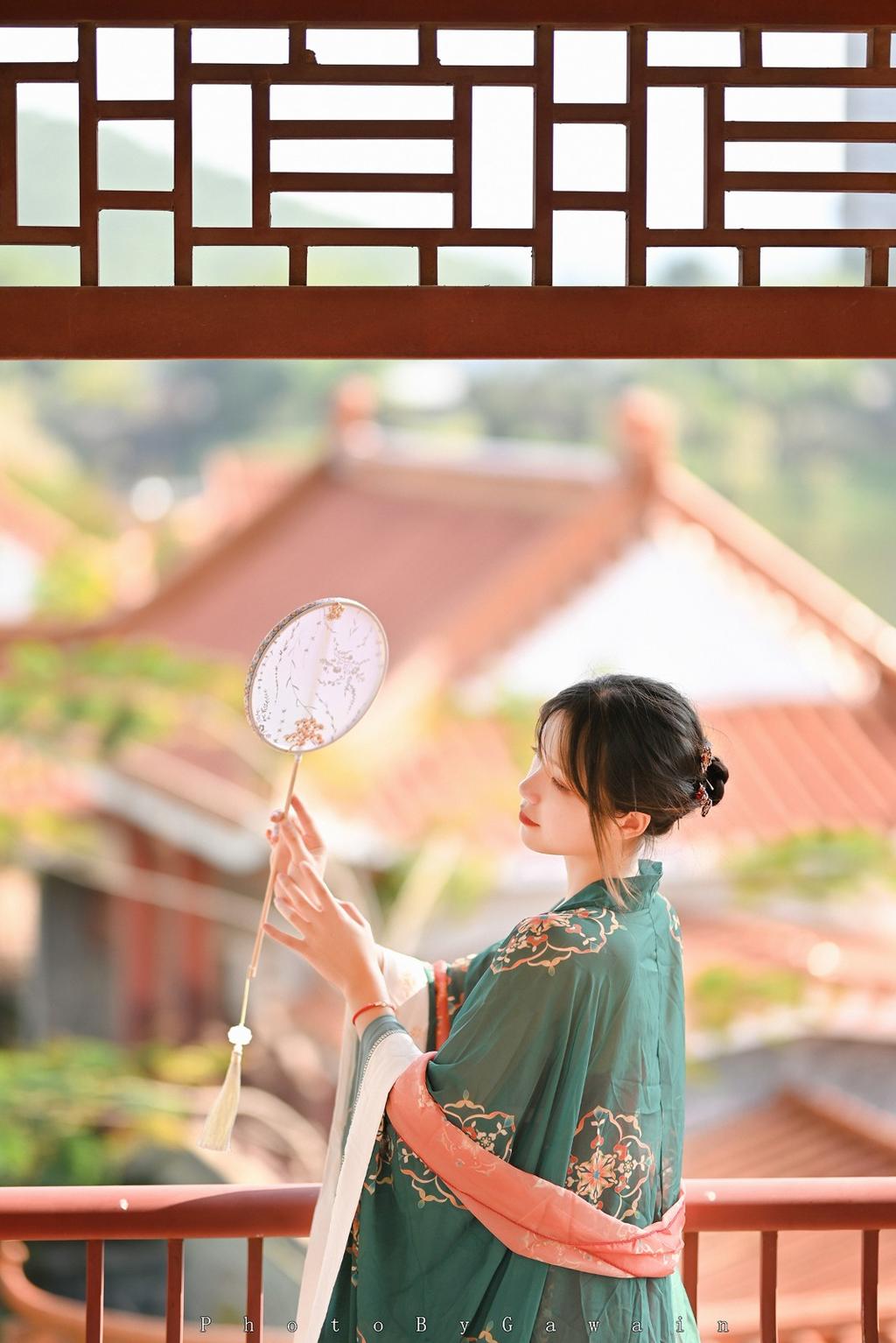 汉服少女手执罗扇唯美古风摄影