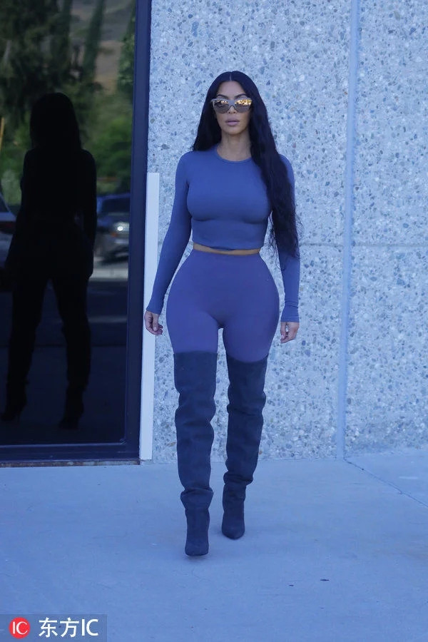 金卡戴珊又出门吸引眼球了 蓝色紧身衣秀出傲人身材