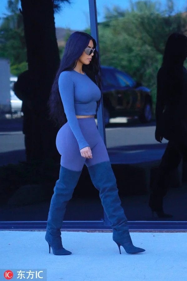 金卡戴珊又出门吸引眼球了 蓝色紧身衣秀出傲人身材