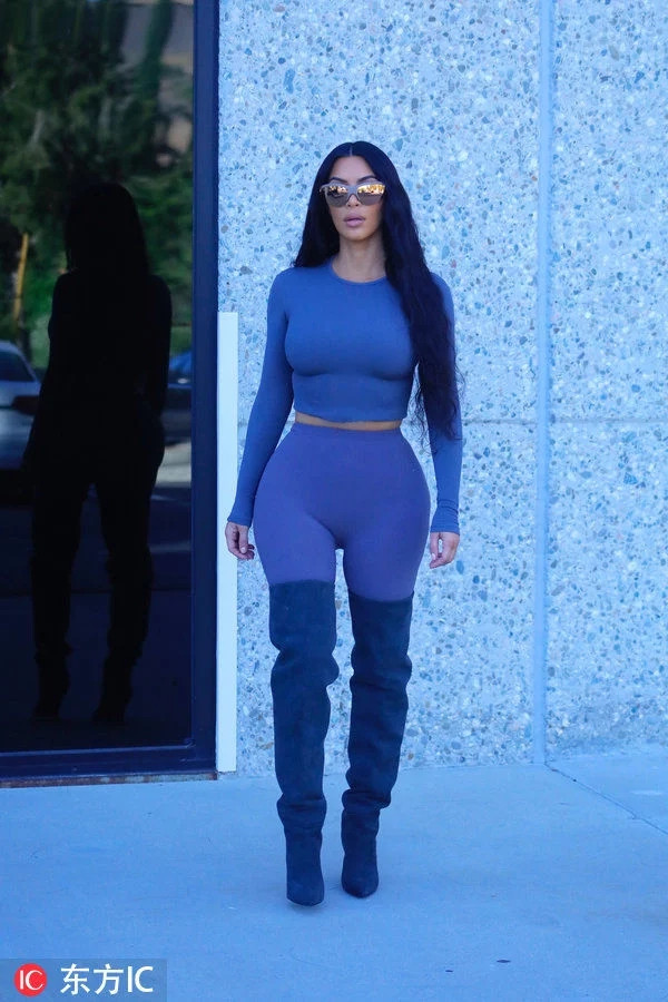 金卡戴珊又出门吸引眼球了 蓝色紧身衣秀出傲人身材