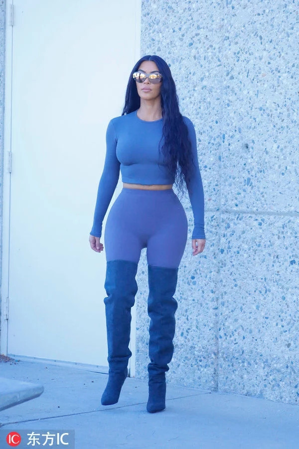 金卡戴珊又出门吸引眼球了 蓝色紧身衣秀出傲人身材