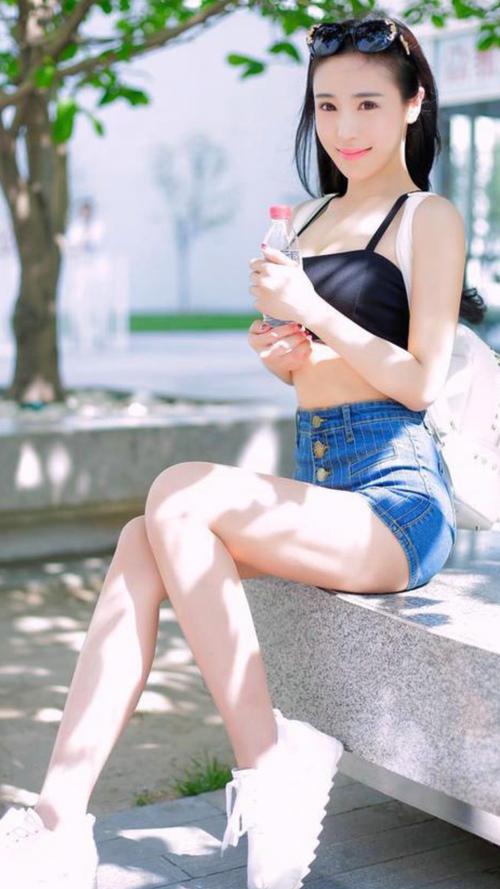 看后让人一见钟情的高挑性感美女图片