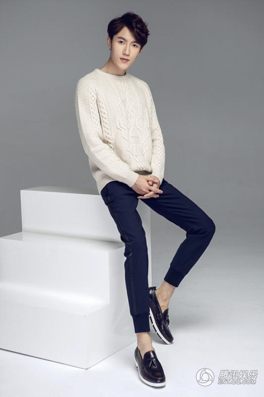 张鑫最新秋季写真  毛衣配长裤极具绅士诱惑