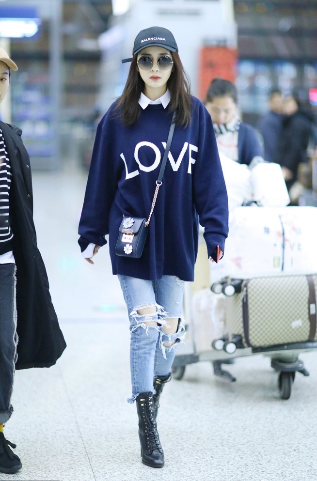 杨幂现身上海机场 破洞牛仔配靴子潮味十足