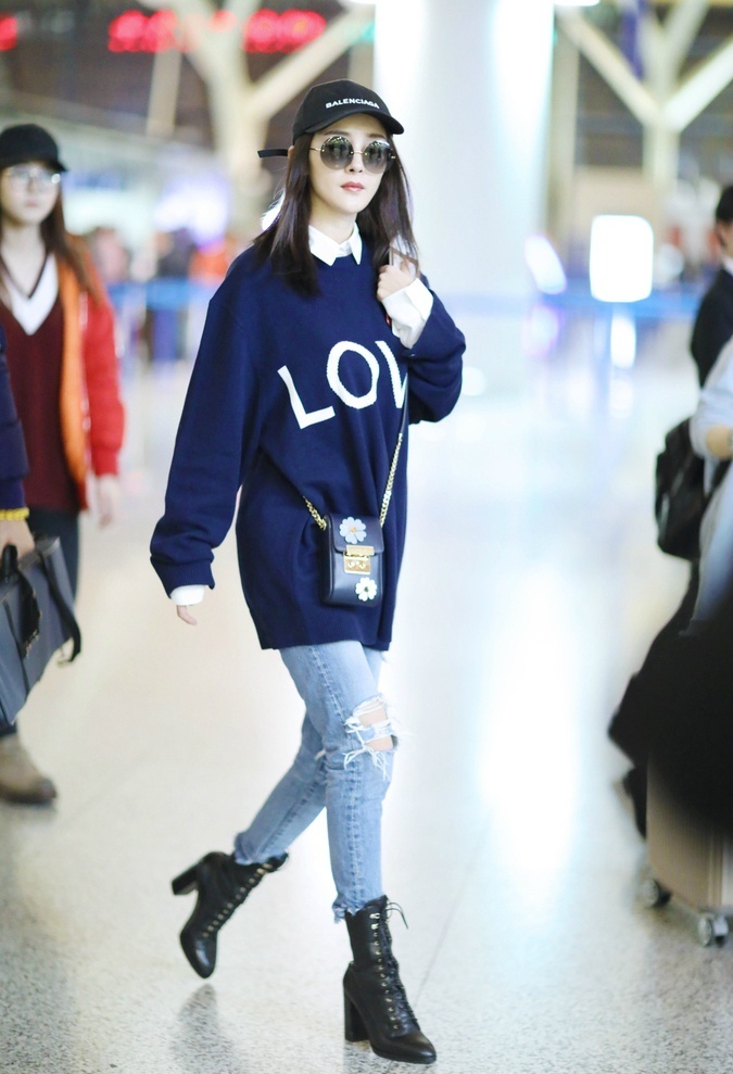 杨幂现身上海机场 破洞牛仔配靴子潮味十足