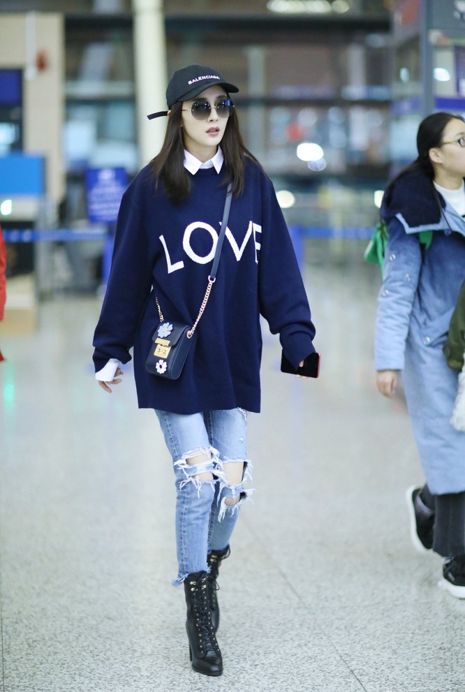 杨幂现身上海机场 破洞牛仔配靴子潮味十足