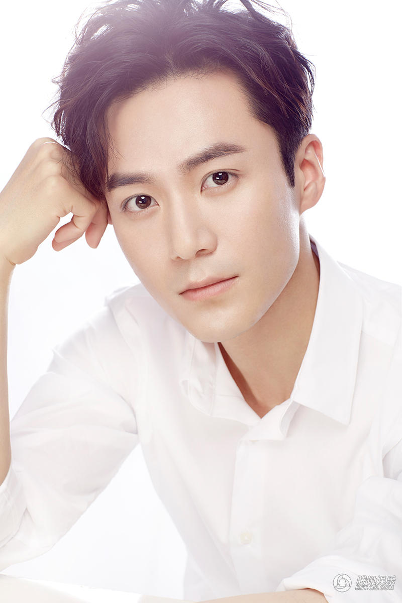 茅子俊白衣素颜写真 眼神如初恋般男友温柔