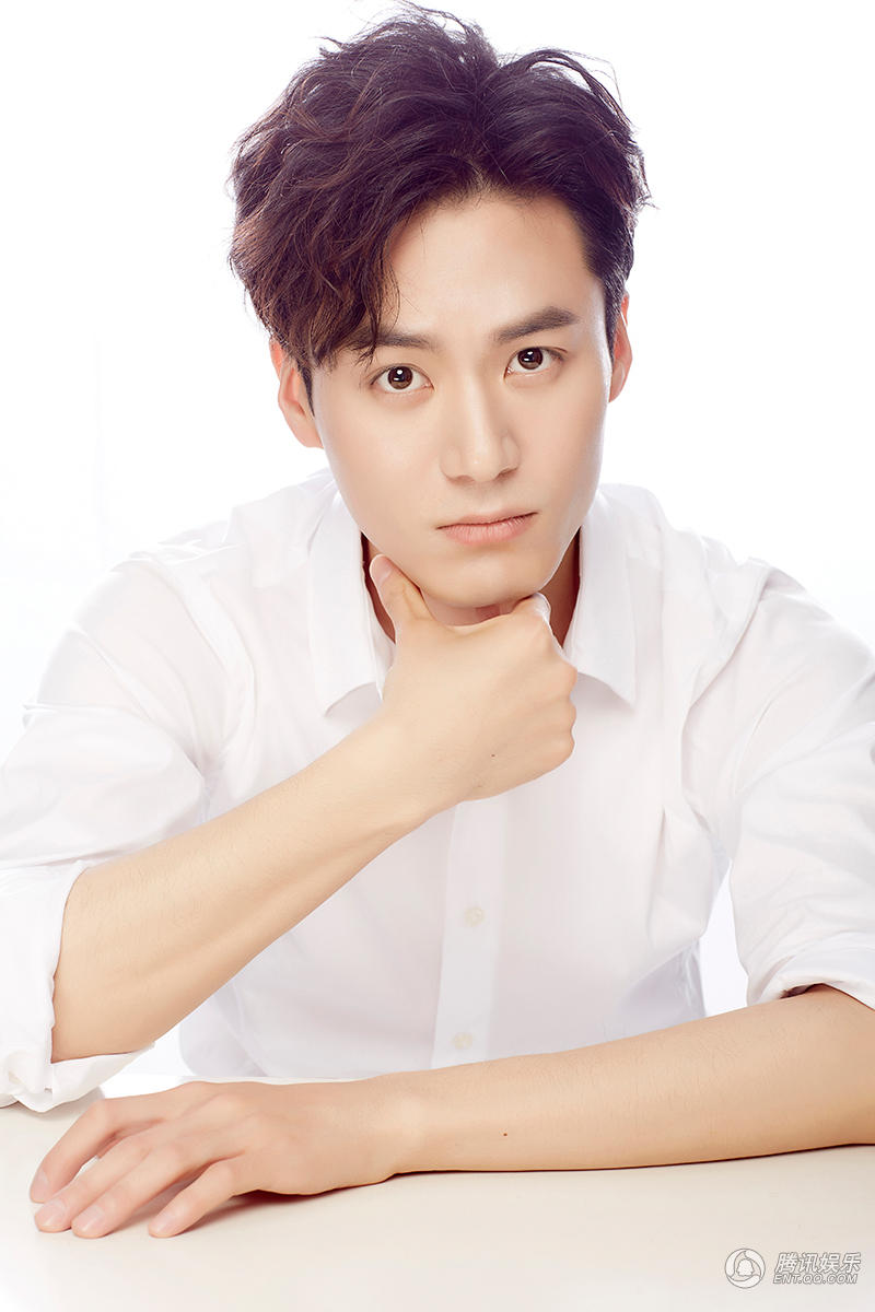 茅子俊白衣素颜写真 眼神如初恋般男友温柔