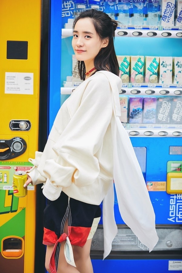 《夏洛特烦恼》秋雅扮演者王智街拍 笑容清新超养眼