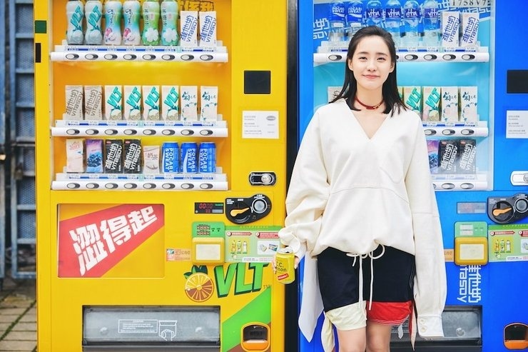 《夏洛特烦恼》秋雅扮演者王智街拍 笑容清新超养眼