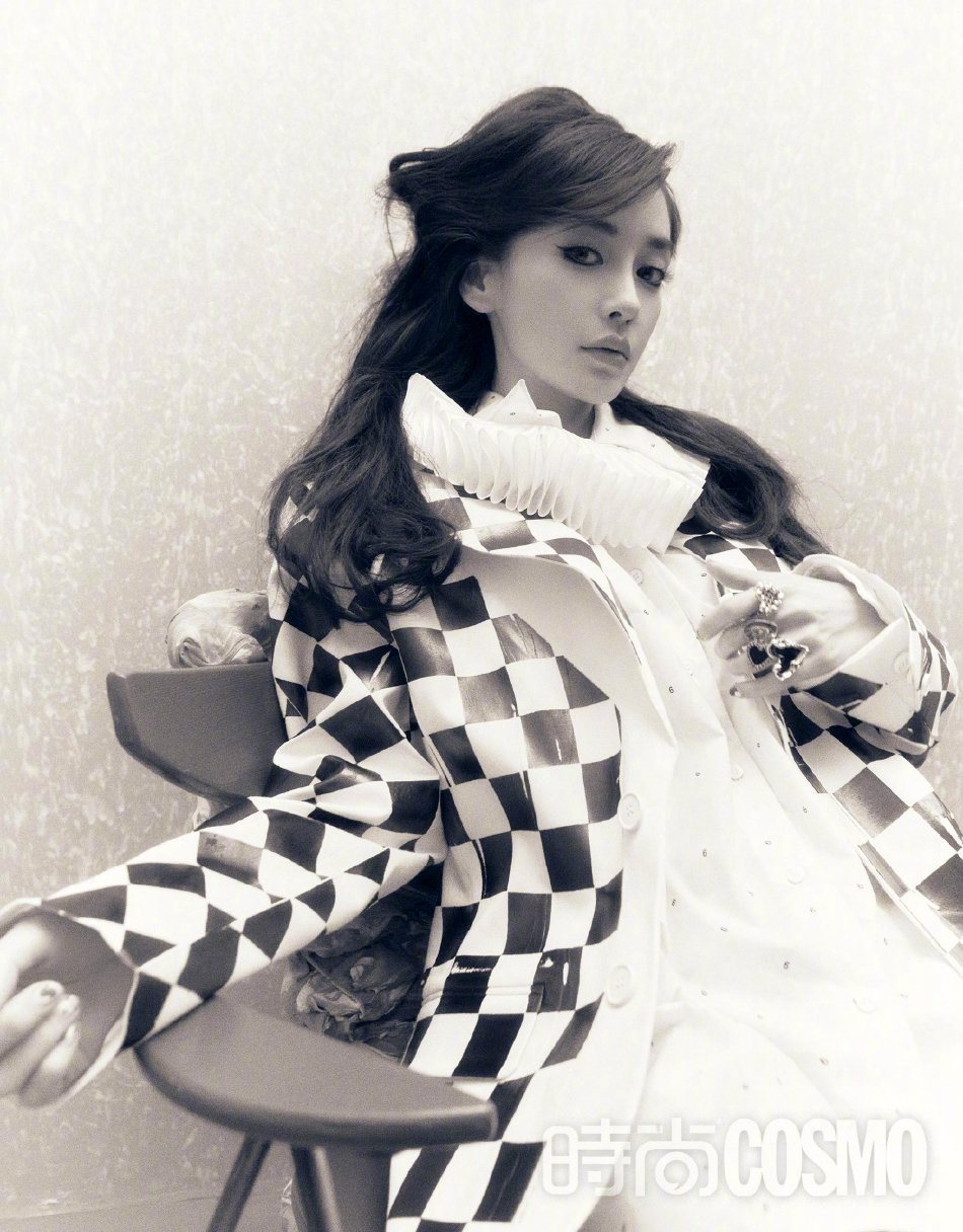 杨颖浓重烟熏妆时尚感满满写真