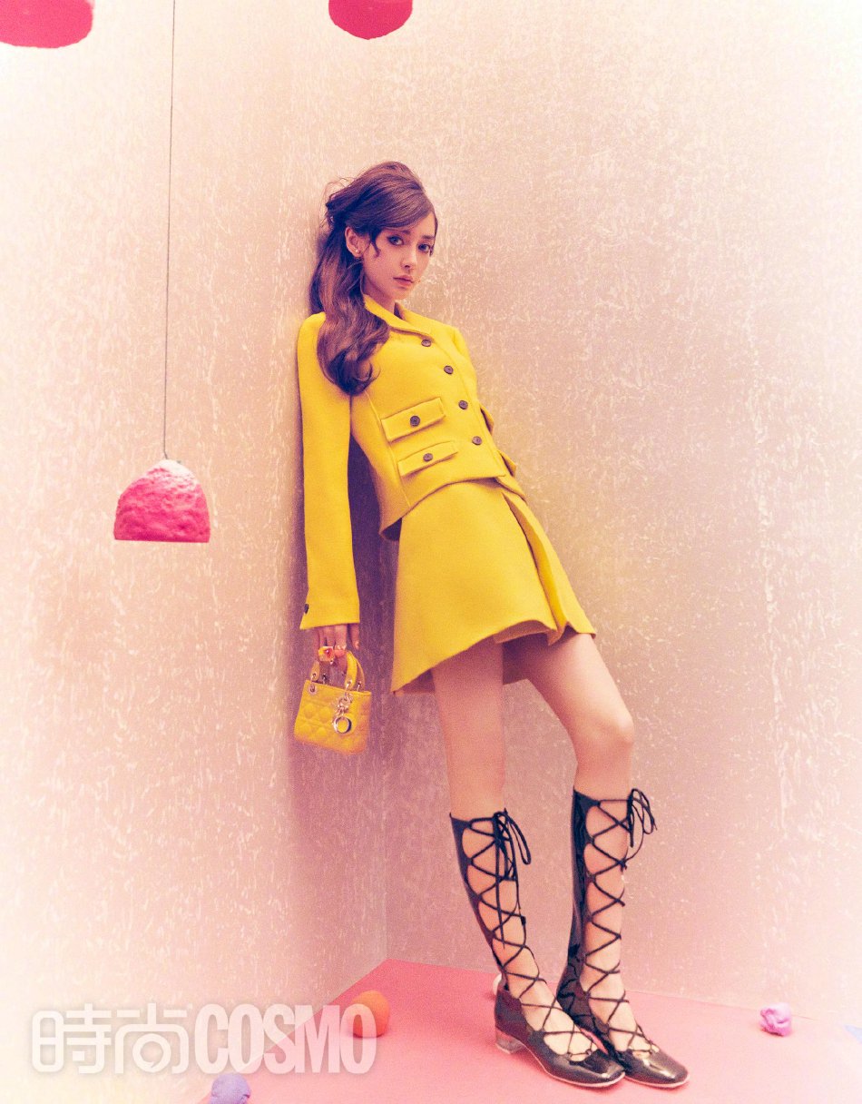 杨颖浓重烟熏妆时尚感满满写真