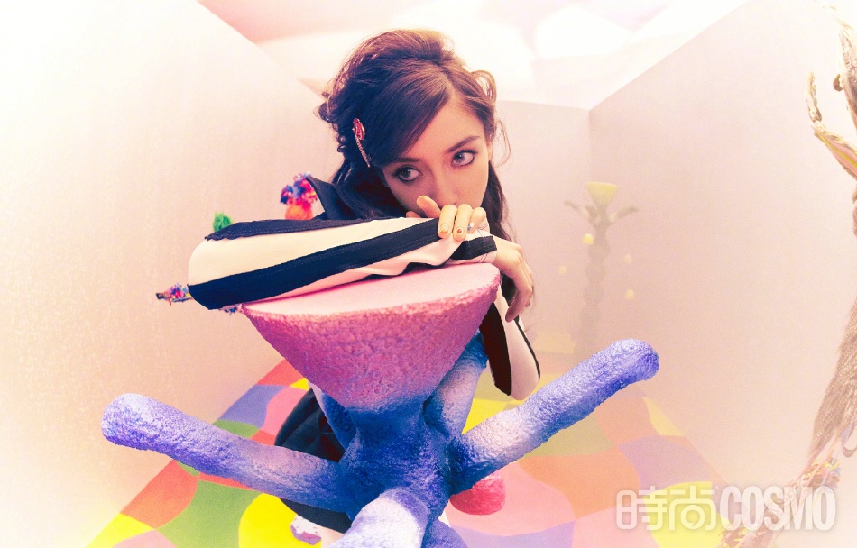 杨颖浓重烟熏妆时尚感满满写真