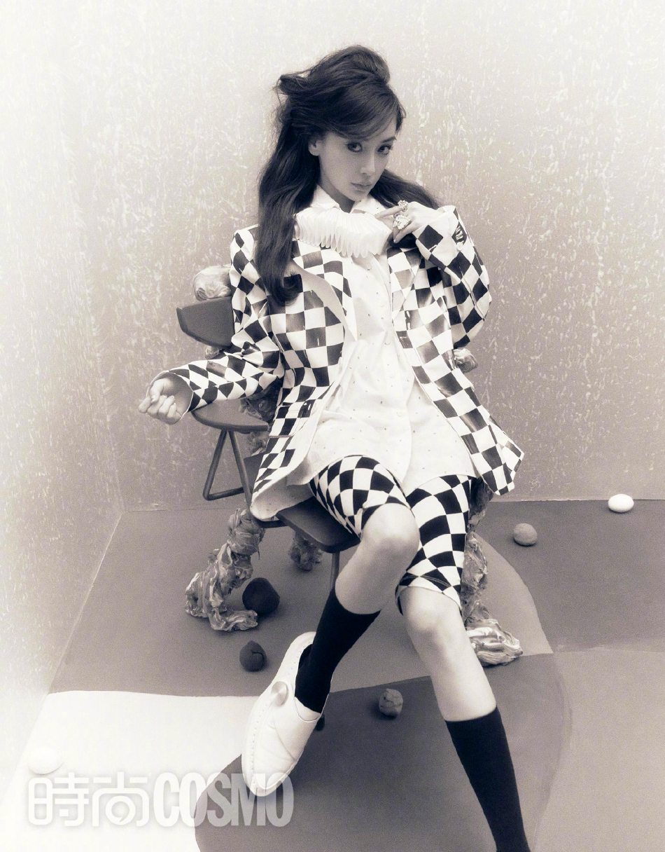 杨颖浓重烟熏妆时尚感满满写真