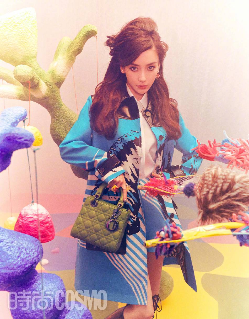 杨颖浓重烟熏妆时尚感满满写真