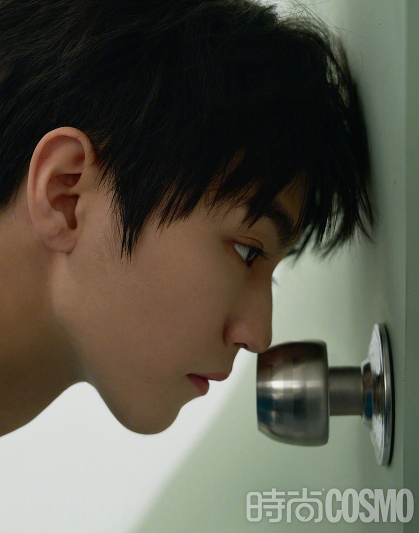 王俊凯COSMO纯净冷感封面饰演慵懒清冷的少年
