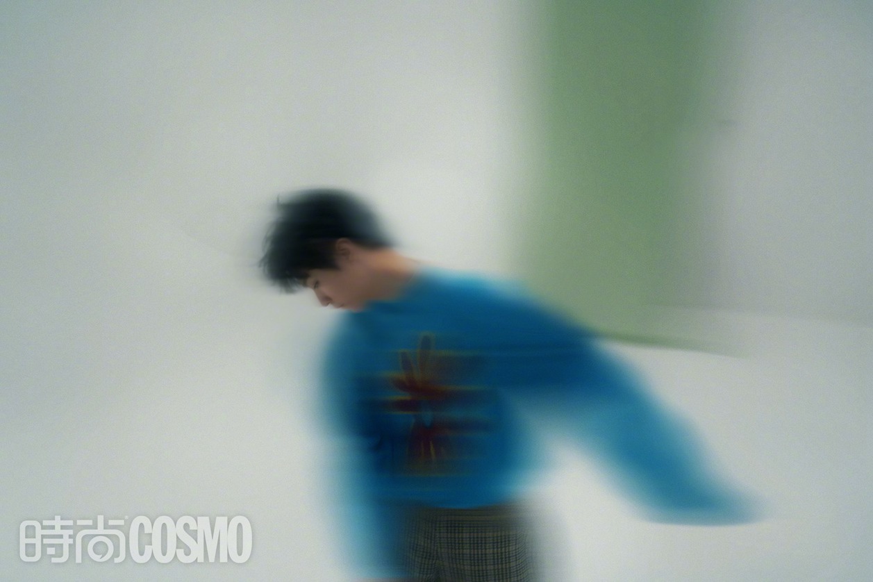 王俊凯COSMO纯净冷感封面饰演慵懒清冷的少年
