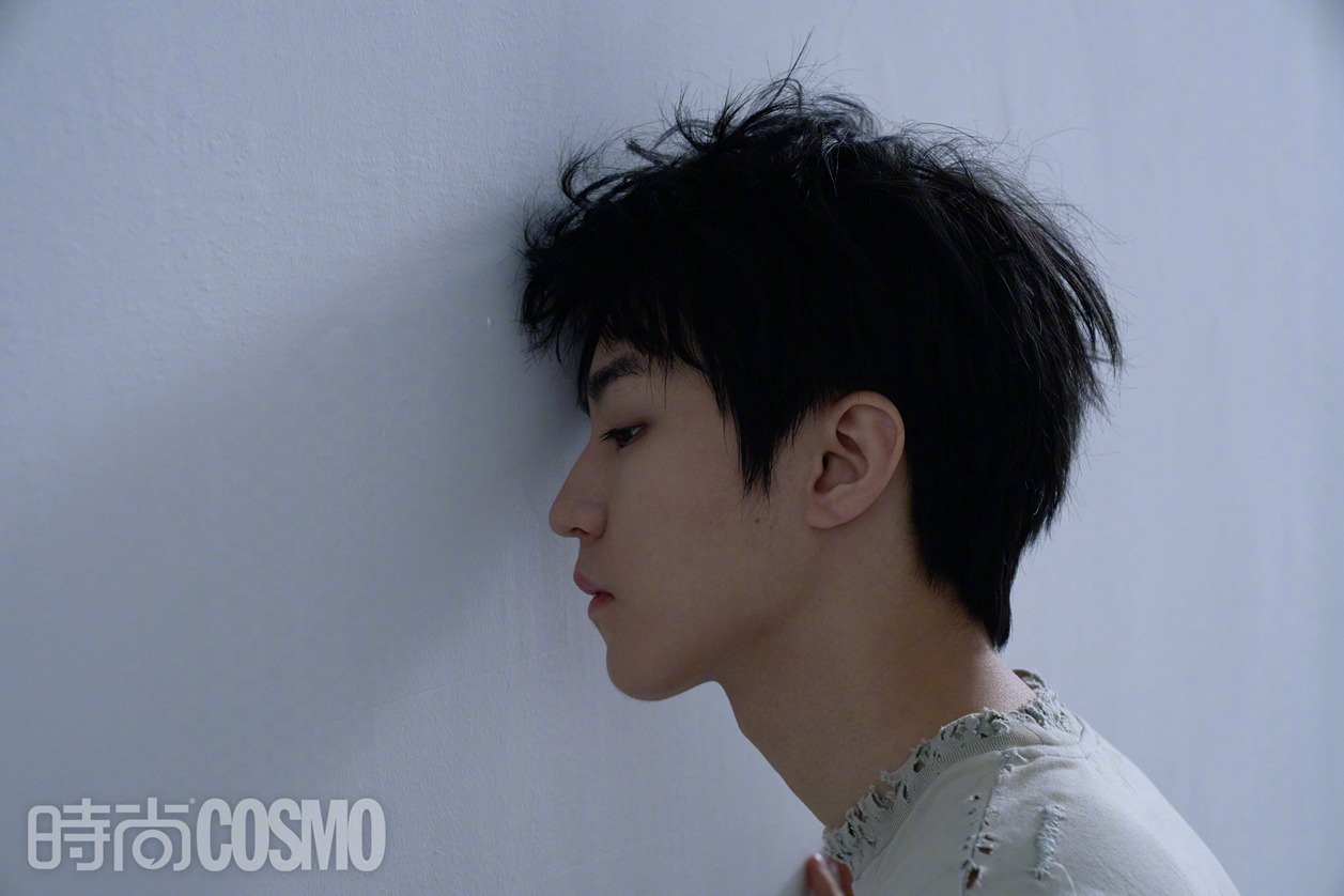 王俊凯COSMO纯净冷感封面饰演慵懒清冷的少年