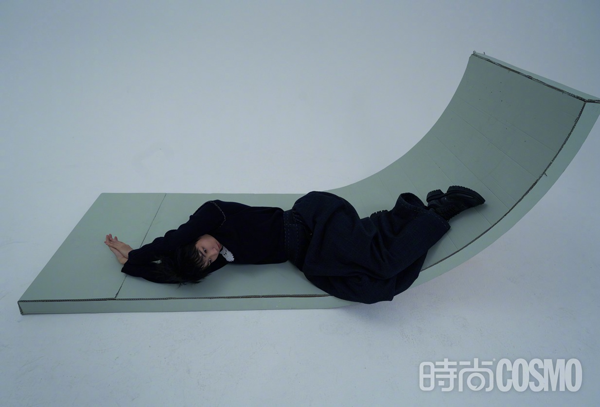 王俊凯COSMO纯净冷感封面饰演慵懒清冷的少年