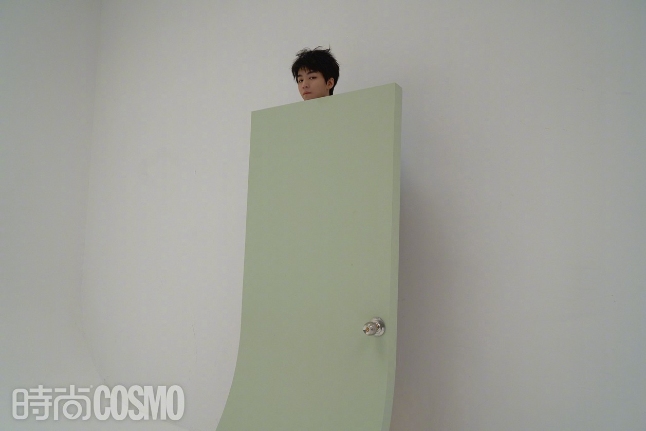 王俊凯COSMO纯净冷感封面饰演慵懒清冷的少年