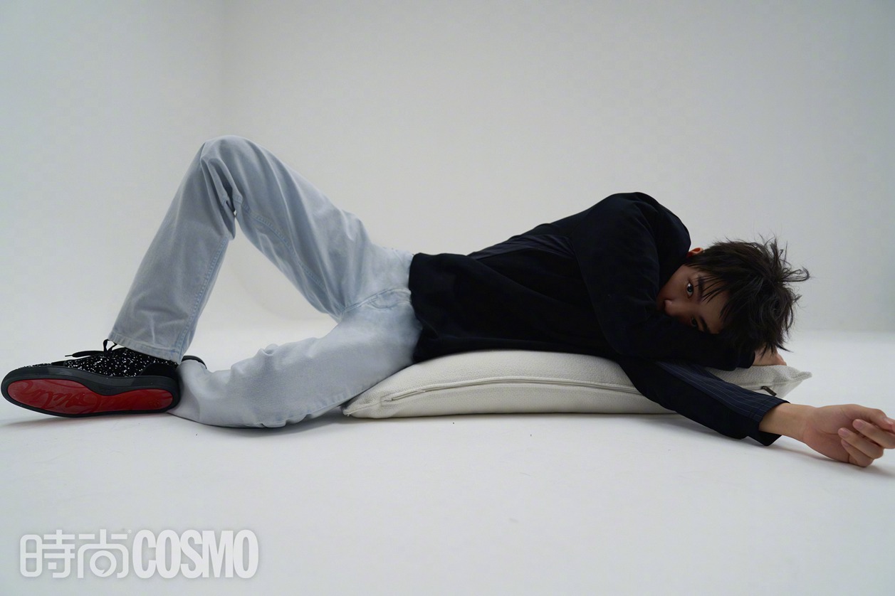 王俊凯COSMO纯净冷感封面饰演慵懒清冷的少年