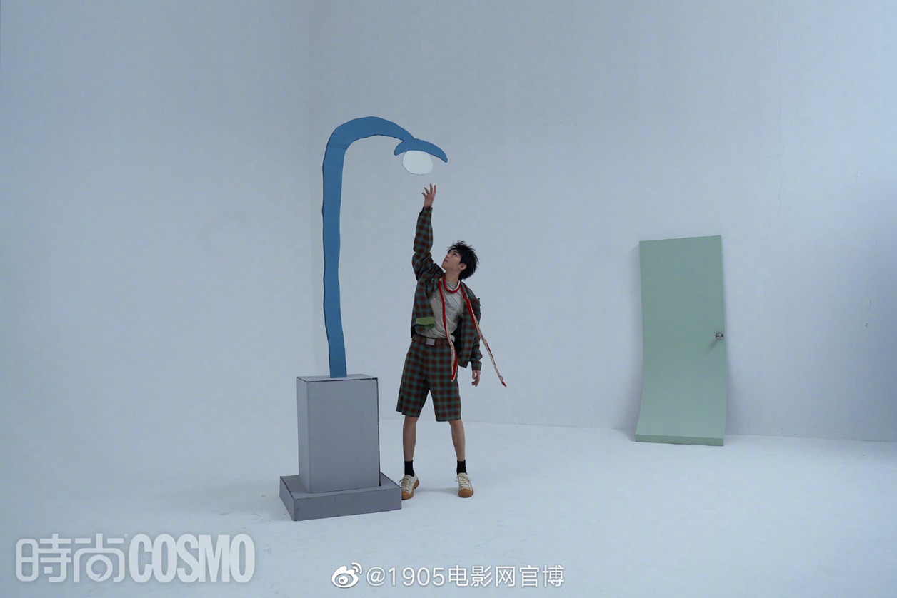 王俊凯COSMO纯净冷感封面饰演慵懒清冷的少年