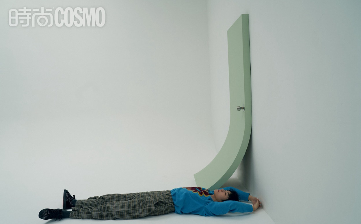 王俊凯COSMO纯净冷感封面饰演慵懒清冷的少年