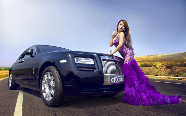 豪车劳斯莱斯边美女身着豪华礼服大气美女照