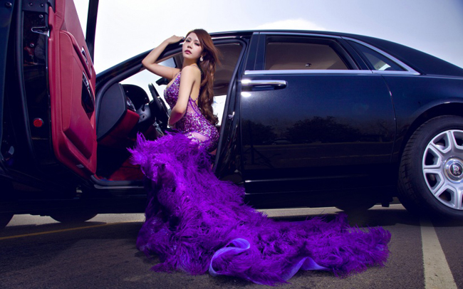 豪车劳斯莱斯边美女身着豪华礼服大气美女照