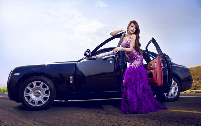 豪车劳斯莱斯边美女身着豪华礼服大气美女照
