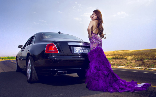 豪车劳斯莱斯边美女身着豪华礼服大气美女照