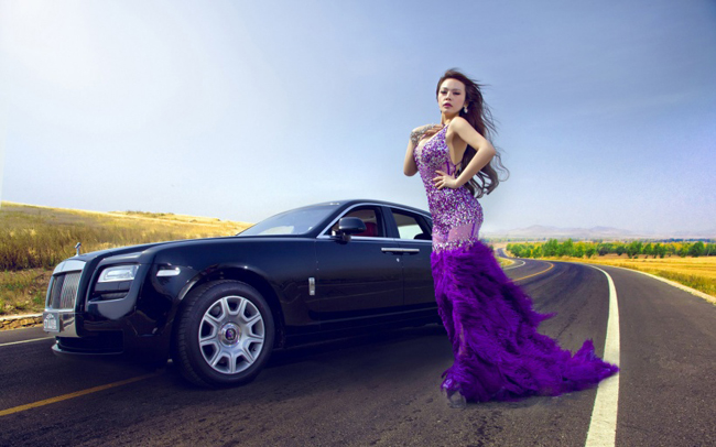 豪车劳斯莱斯边美女身着豪华礼服大气美女照