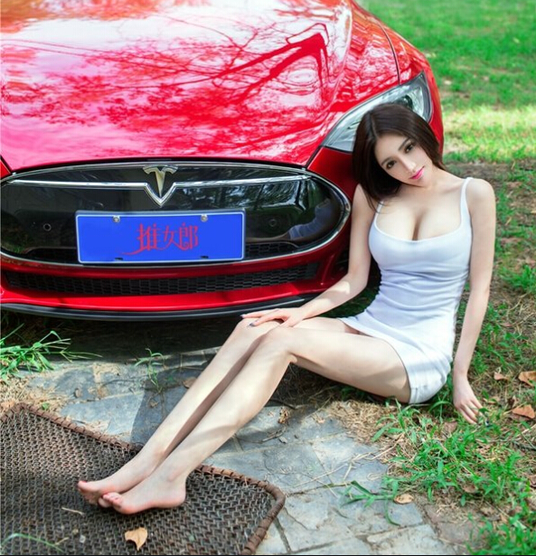 时尚性感车模火辣写真  风情万种