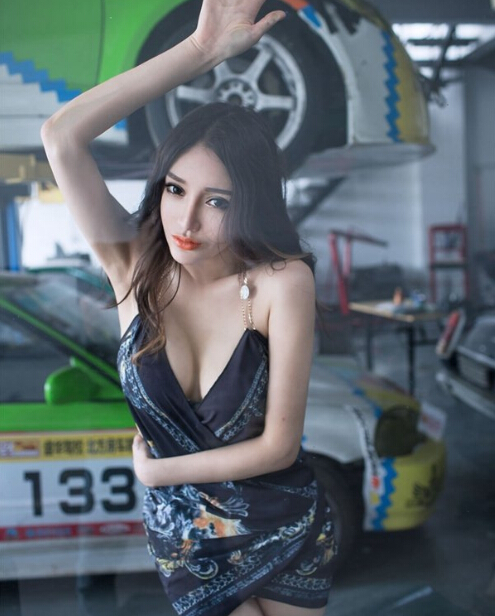 时尚性感车模火辣写真  风情万种