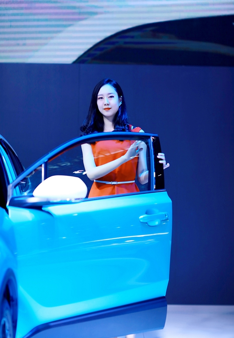 丰田凯美瑞红裙优雅名媛气质车模现场摄影图片