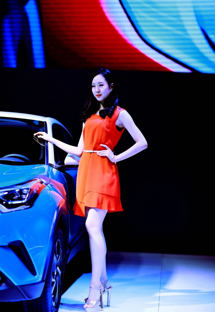 丰田凯美瑞红裙优雅名媛气质车模现场摄影图片