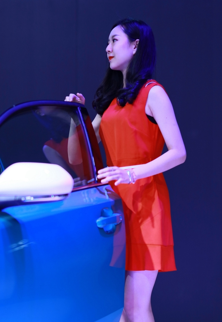 丰田凯美瑞红裙优雅名媛气质车模现场摄影图片