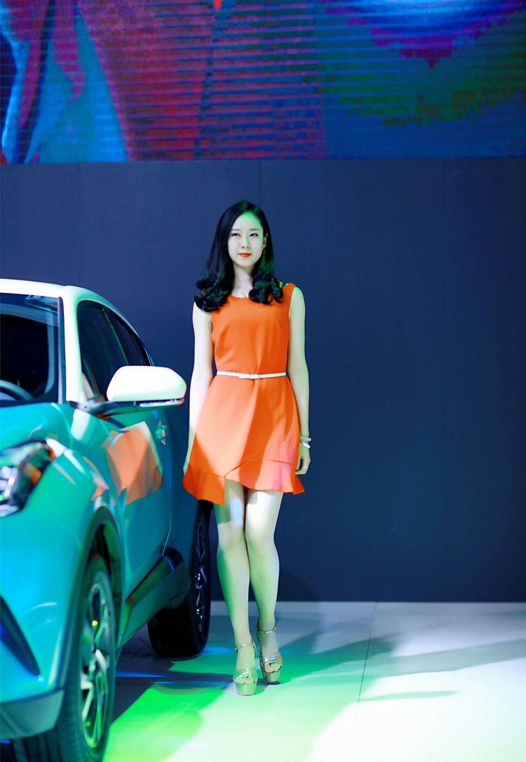 丰田凯美瑞红裙优雅名媛气质车模现场摄影图片