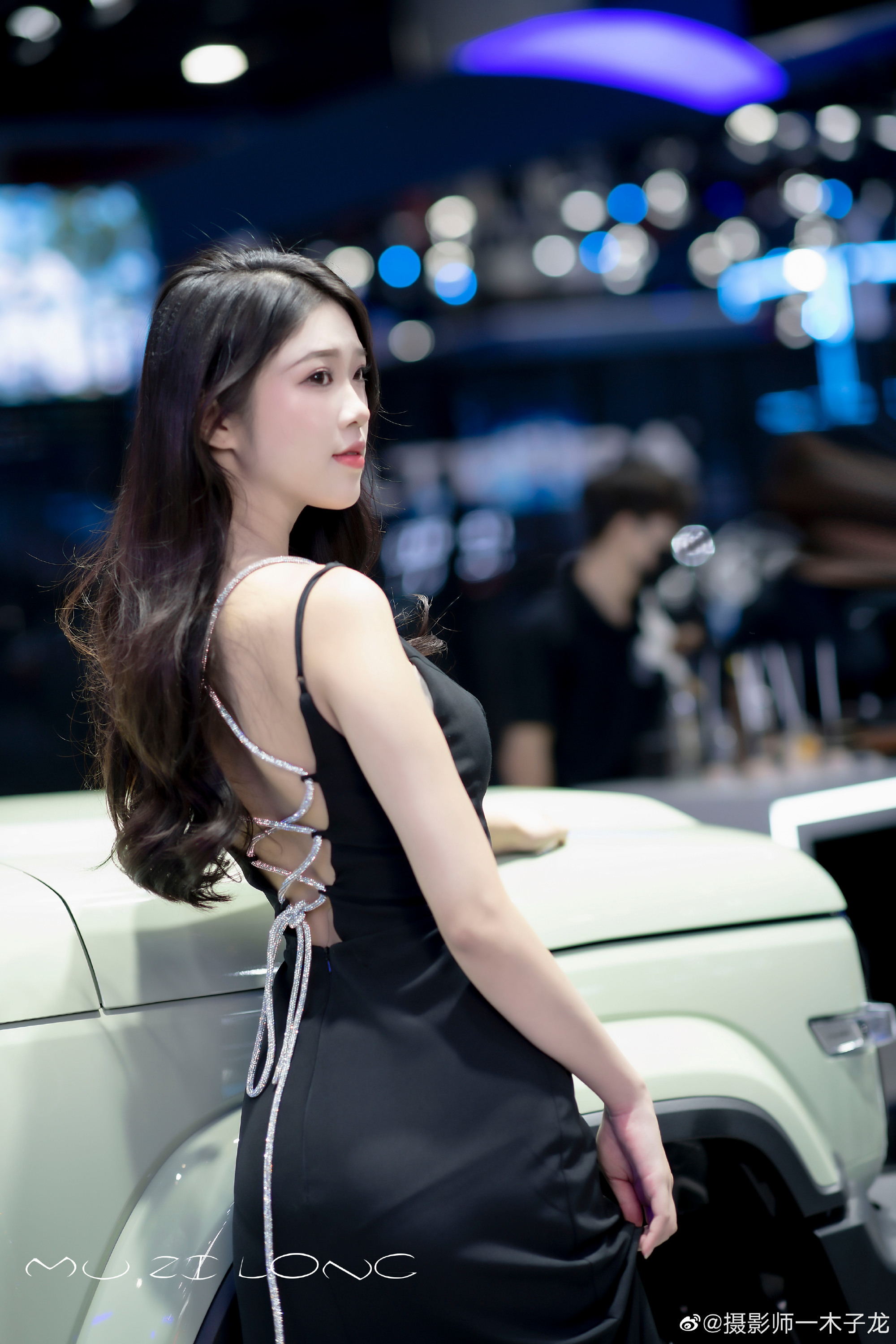 美女车模低胸露背性感火辣套图