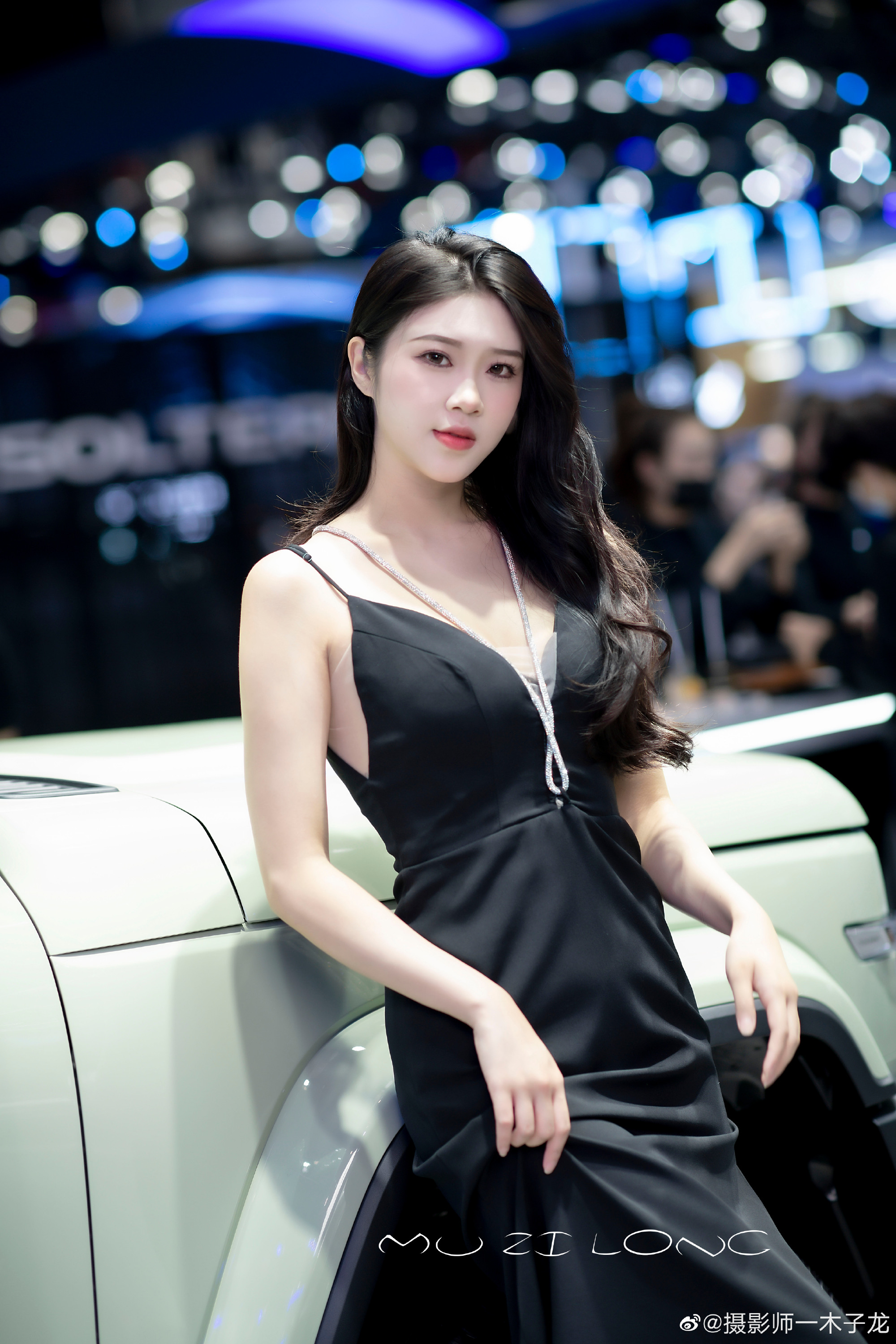 美女车模低胸露背性感火辣套图