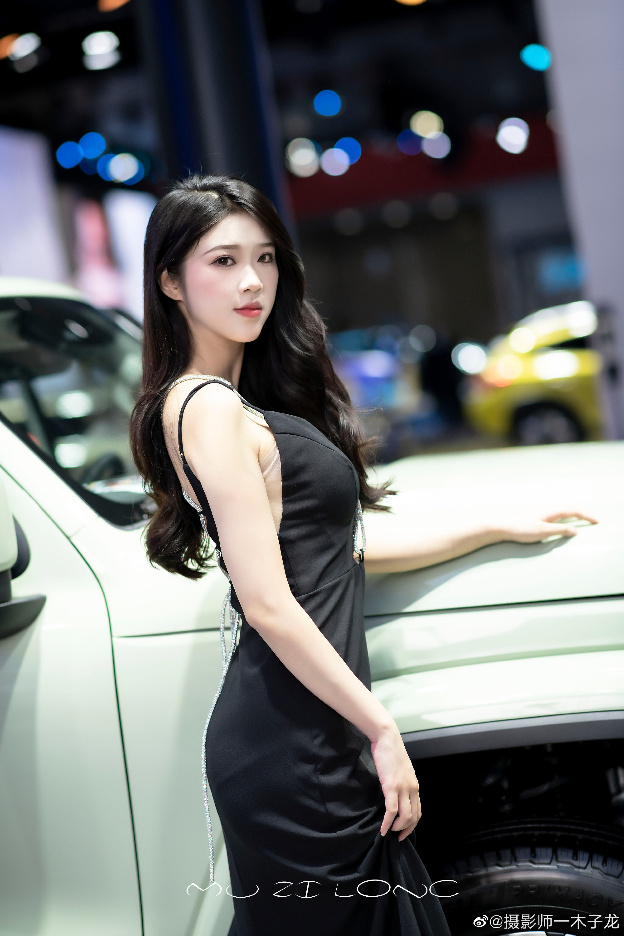 美女车模低胸露背性感火辣套图