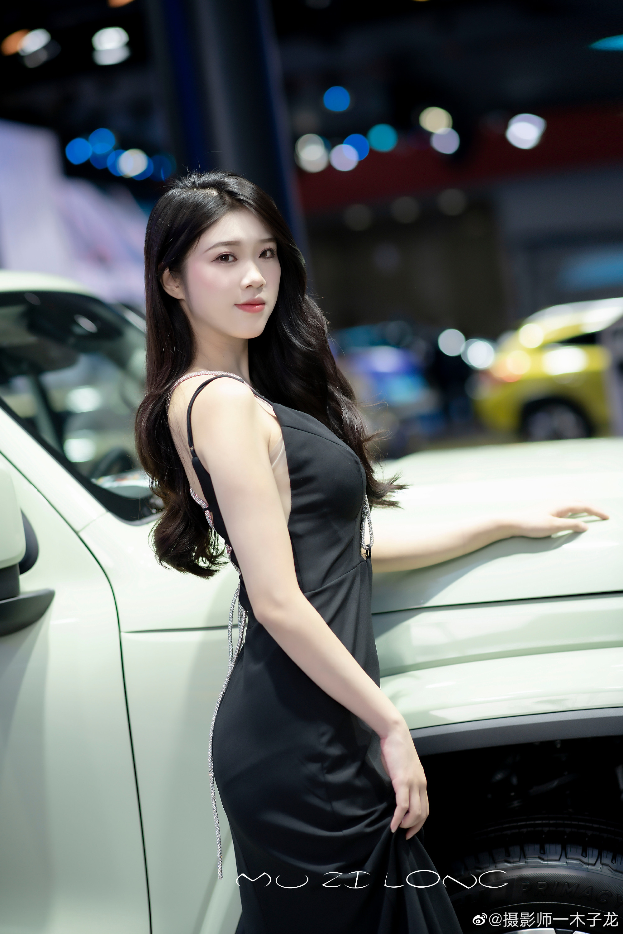 美女车模低胸露背性感火辣套图